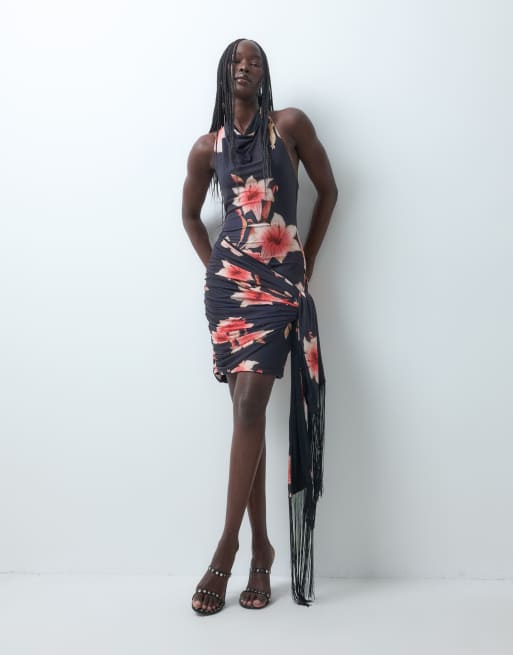 ASOS DESIGN robe courte fluide à imprimé fleuri, col montant drapé, avec écharpe à franges noire, 2 de 7