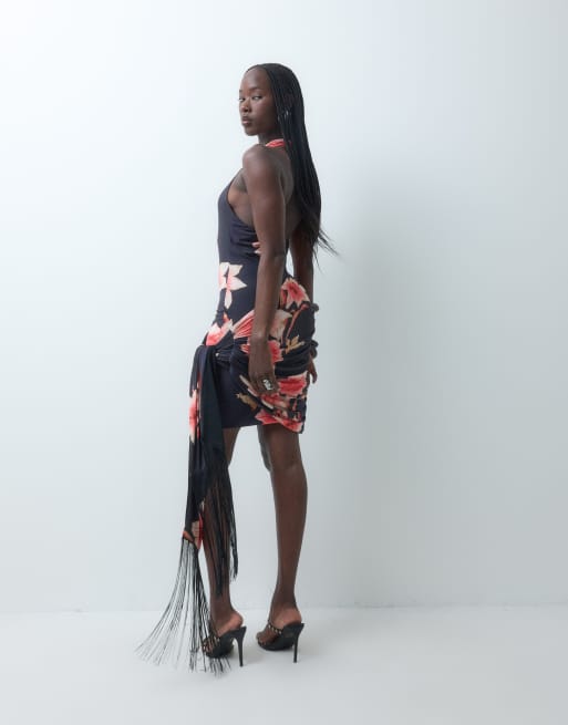 ASOS DESIGN robe courte fluide à imprimé fleuri, col montant drapé, avec écharpe à franges noire, 4 de 7
