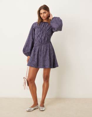 Robe courte froncée à coutures asymétriques et motifs fleuris style gribouillis - Bleu-Multicolore 32