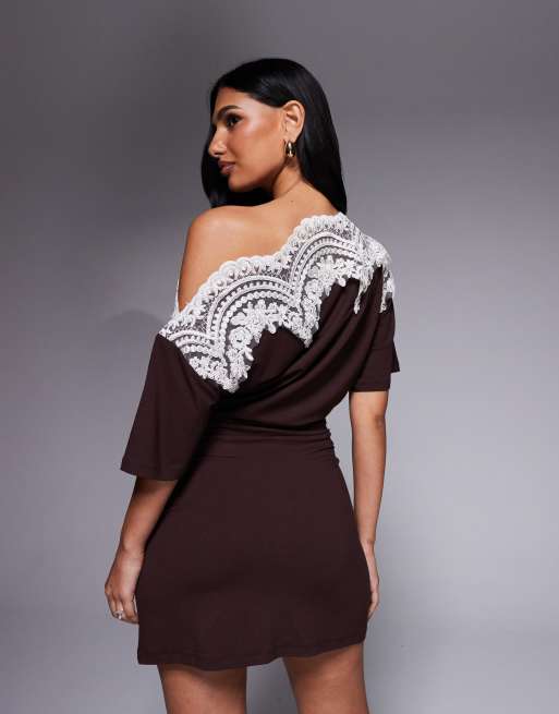 ASOS DESIGN - Robe courte froncée à manches courtes avec épaules tombantes et bords en dentelle - Marron, 4 de 4