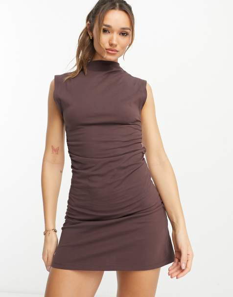 ASOS DESIGN - Robe courte froncée sur les côtés à col montant - Chocolat - view 1