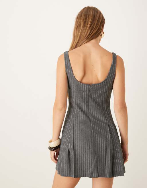 ASOS DESIGN - Robe courte habillée à rayures fines avec ourlet plissé - Gris, 2 de 4