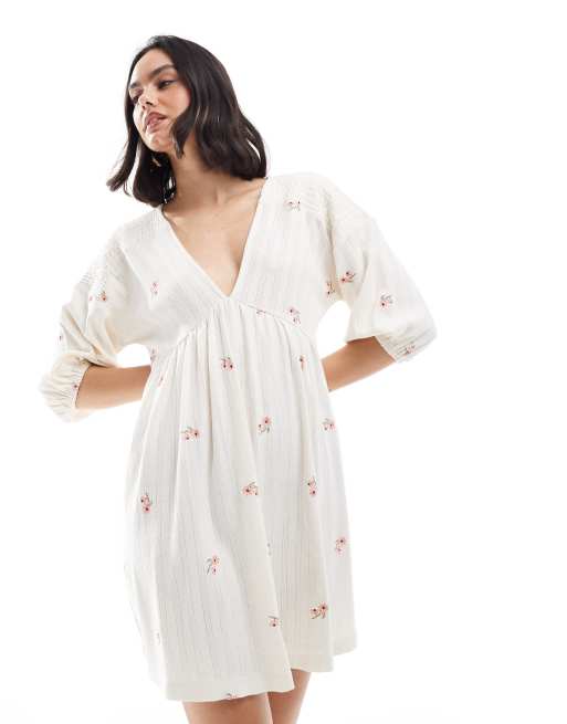 ASOS DESIGN - Robe courte manches courtes à taille froncée et col en V avec broderies - Blanc
