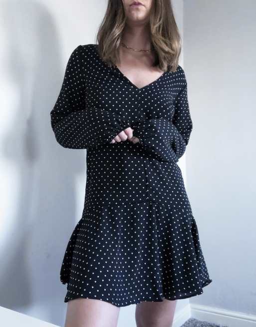 ASOS DESIGN Robe courte manches longues à pois avec col en V et ourlet arrondi Noir et blanc