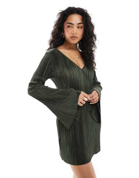 ASOS DESIGN - Robe courte plissée à manches ange longues et col V - Olive profond - view 1