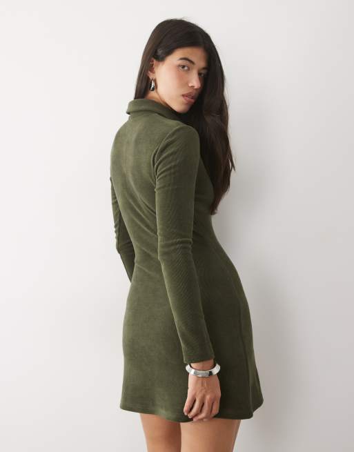 ASOS DESIGN robe courte polo à manches longues en velours côtelé doux kaki, 3 de 4