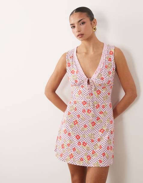 ASOS DESIGN - Robe courte près du corps à petites fleurs avec col V et bordures dentelle - Rose - view 1