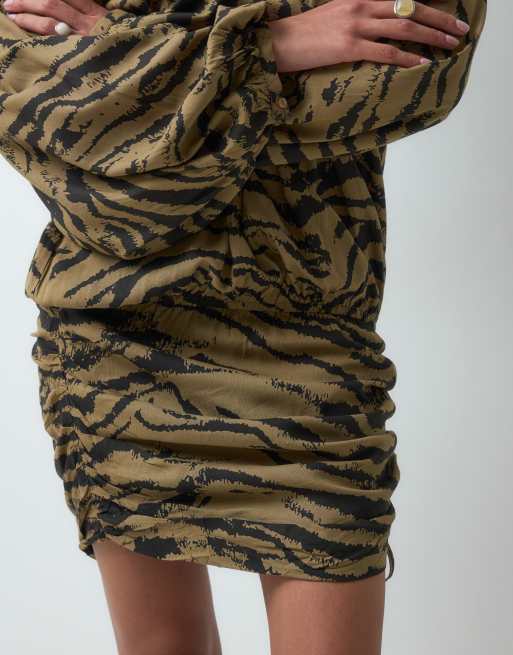ASOS DESIGN robe courte ras de cou avec détail de jupe froncée en imprimé animal, 2 de 5