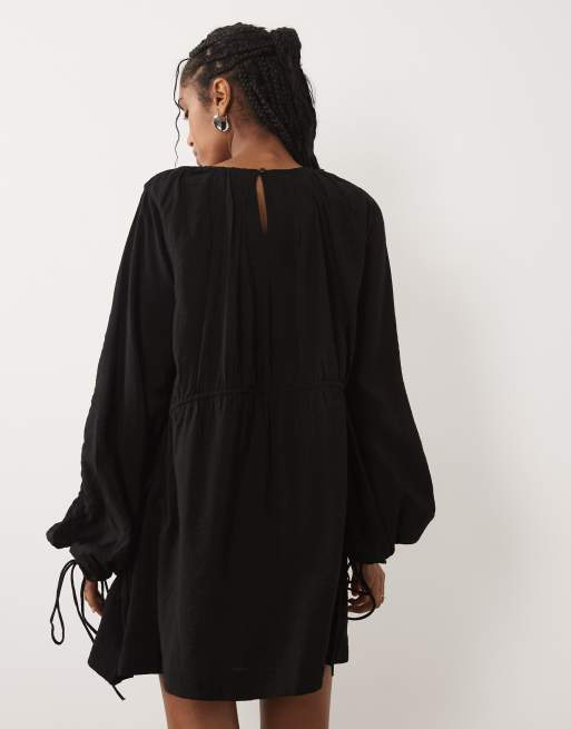 ASOS DESIGN - Robe courte ras de cou avec taille froncée et manches blousantes - Noir, 4 de 4