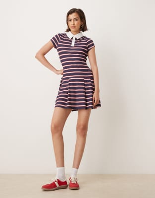 ASOS DESIGN - Robe courte rayée à manches courtes, col polo et jupe plissée - Bleu marine-Multicolore
