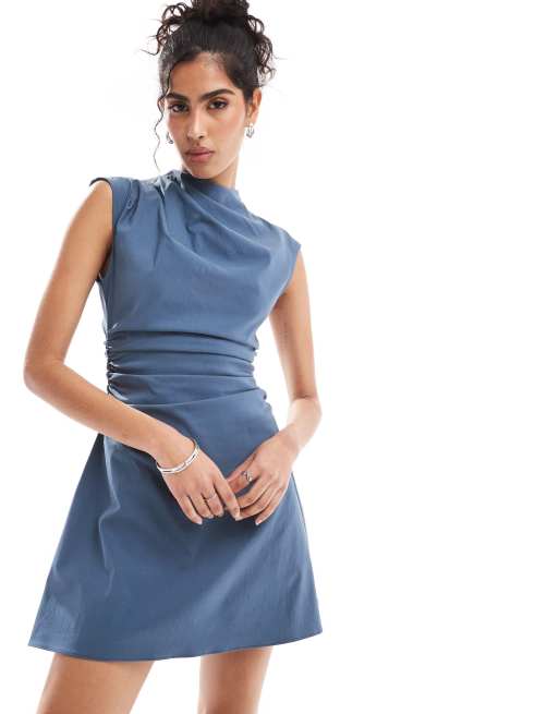 ASOS DESIGN - Robe courte sans manches en bengaline avec col montant et détail froncé - Bleu denim