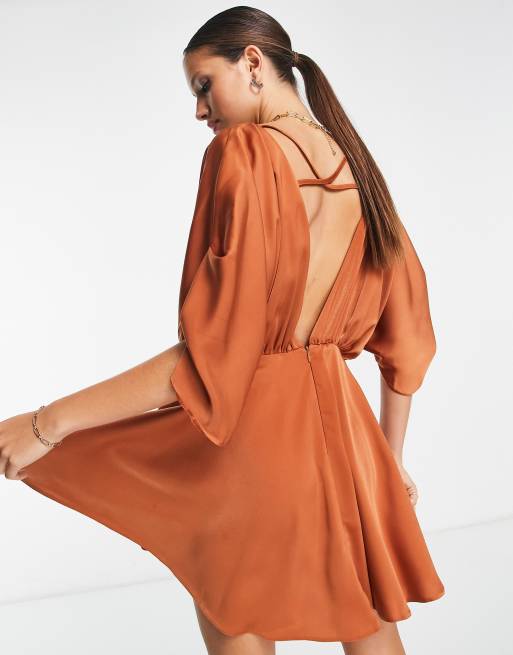 ASOS DESIGN Robe courte satin e avec manches chauve souris et