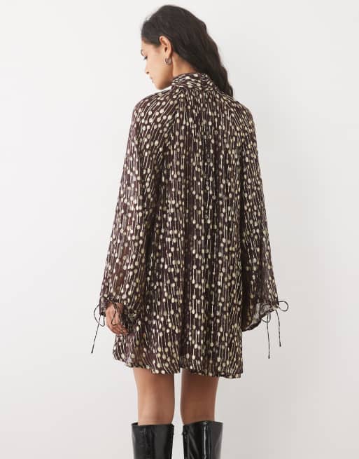 ASOS DESIGN robe courte smockée métallisée à col montant à pois dorés, 4 de 4