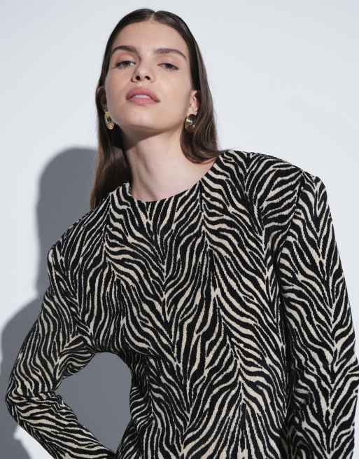 ASOS DESIGN robe courte structurée à épaules marquées en jacquard zébré, 2 de 5