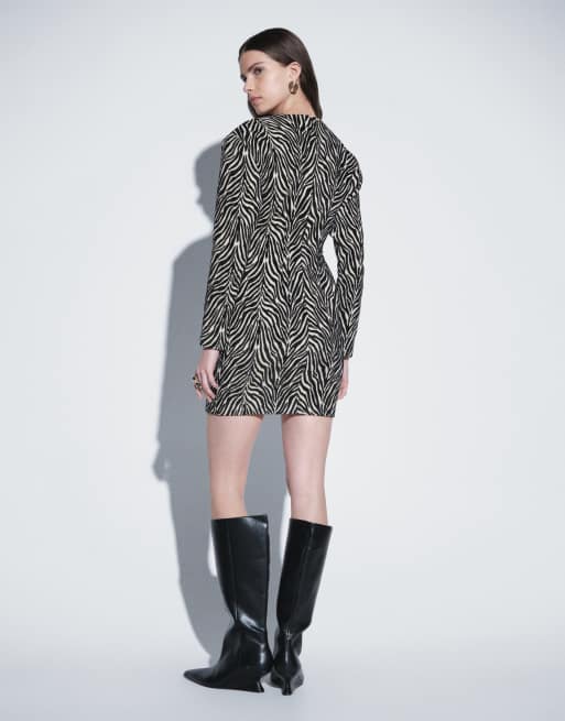 ASOS DESIGN robe courte structurée à épaules marquées en jacquard zébré, 3 de 5