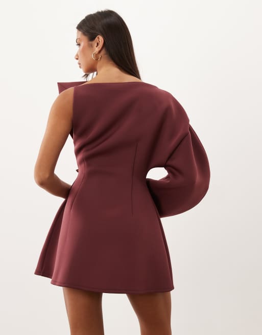 ASOS DESIGN robe courte structurée à une épaule avec finitions dorées en tissu style scuba bordeaux, 4 de 4