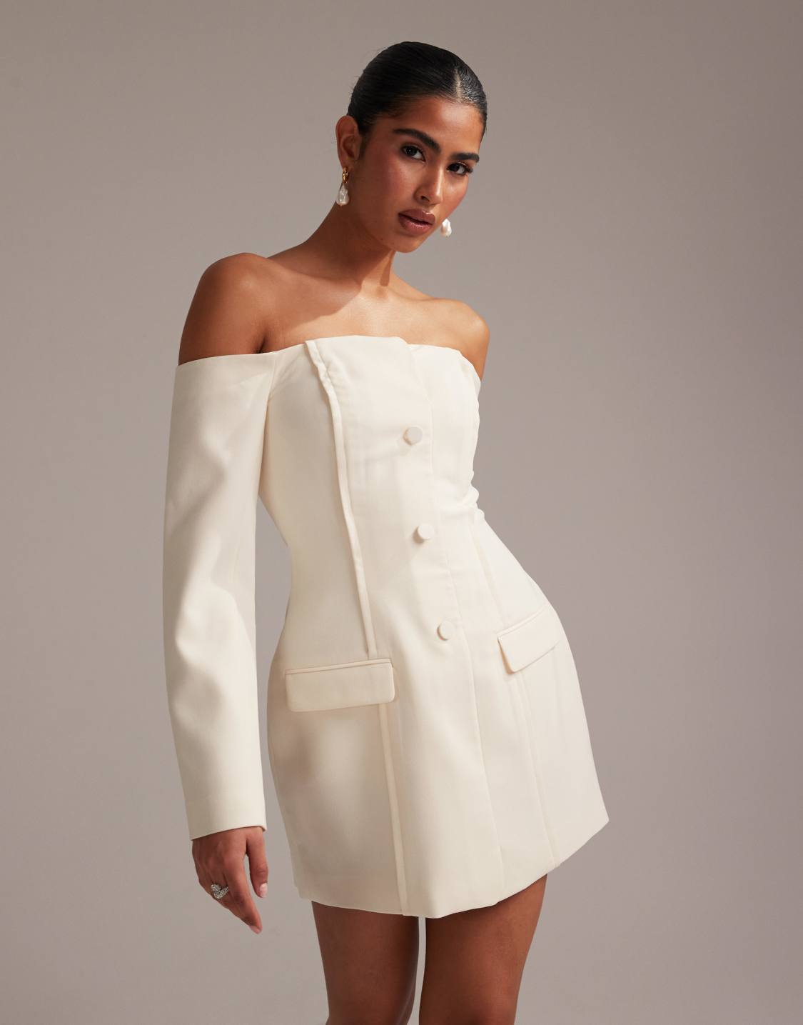 ASOS DESIGN - Robe courte structurée style smoking à épaules dénudées - Ivoire