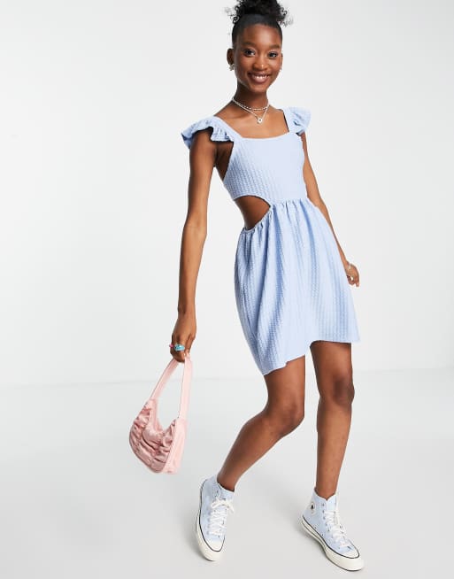 ASOS DESIGN - Robe courte texturée avec découpe au dos et bretelles à volants - Bleu chambray