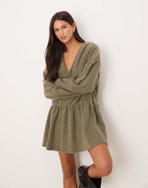 ASOS DESIGN - Robe courte ultra douce à col en V et taille basse - Kaki - view 1