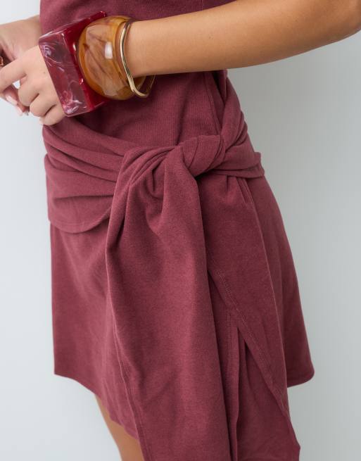 ASOS DESIGN robe courte ultra douce à nouer sur le côté en bordeaux, 2 de 4