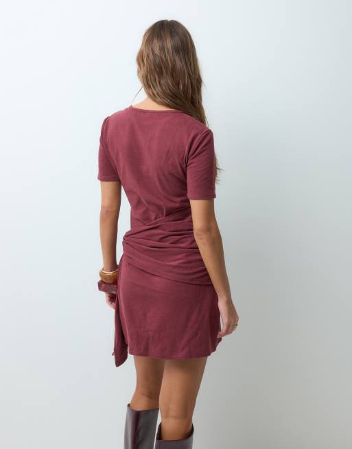 ASOS DESIGN robe courte ultra douce à nouer sur le côté en bordeaux, 4 de 4