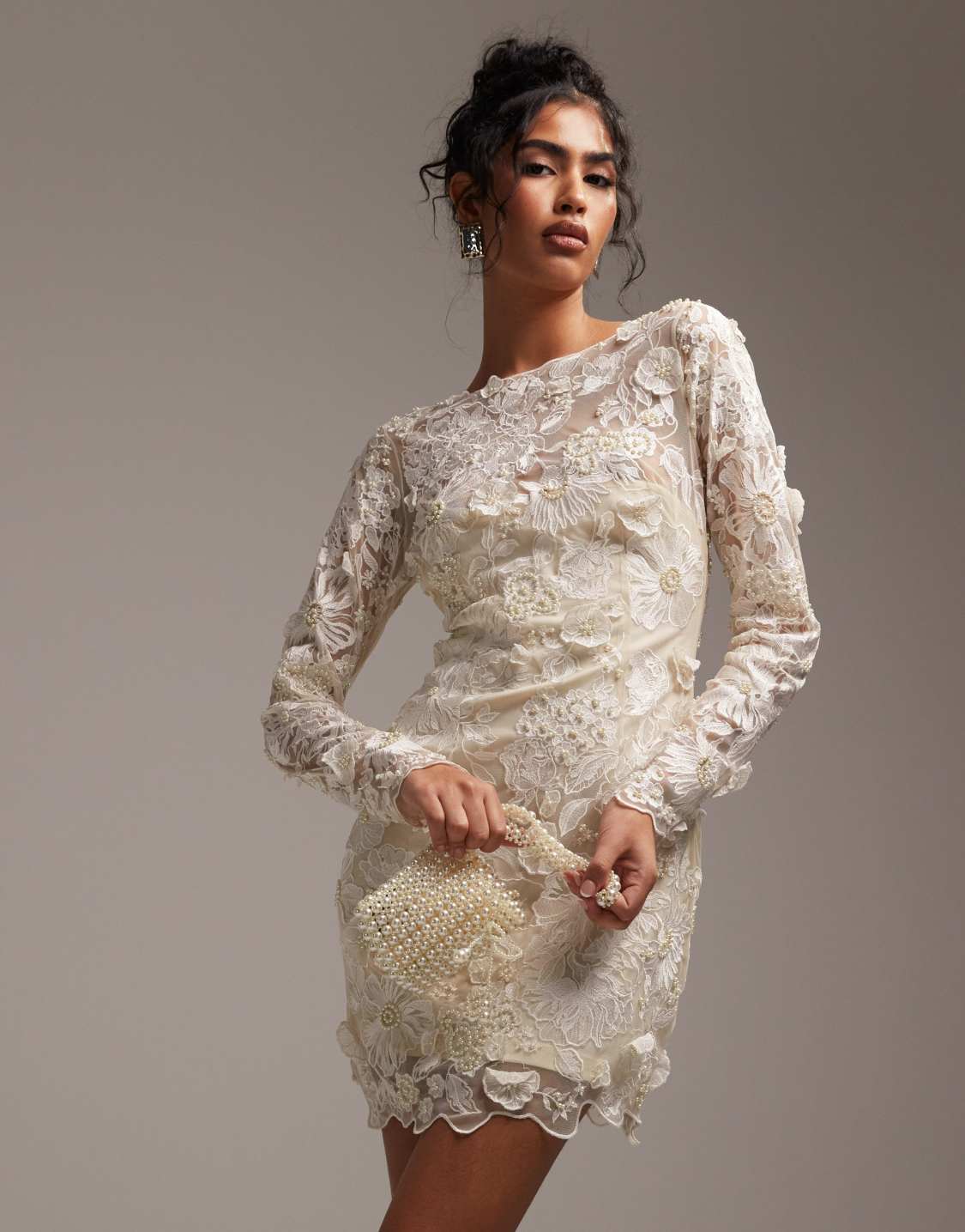 ASOS DESIGN - Robe de mariée courte à manches longues et broderies - Crème