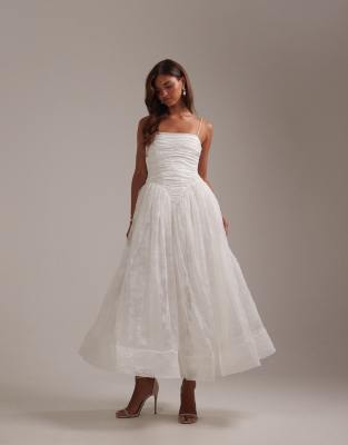 ASOS DESIGN - Robe de mariée longue à bretelles fines avec jupe évasée en dentelle et buste froncé - Ivoire-Blanc
