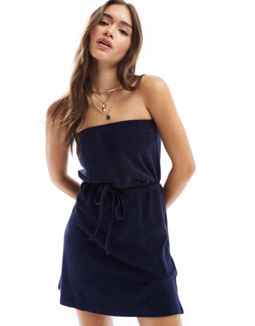 ASOS DESIGN Robe de plage courte a encolure bandeau en tissu eponge Bleu marine