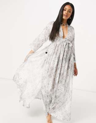 ASOS DESIGN Robe de plage longue style boheme froissee avec decollete plongeant et manches longues Motif bandana ASOS