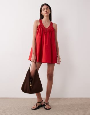 Robe d'été babydoll courte en popeline avec col V et superposition en dentelle - Rouge tomate 44