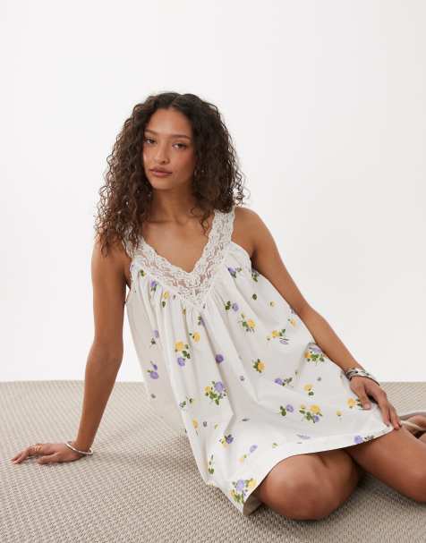 ASOS DESIGN - Robe d'été coupe babydoll courte en popeline avec col V et superposition en dentelle - Blanc imprimé à petites fleurs - view 1