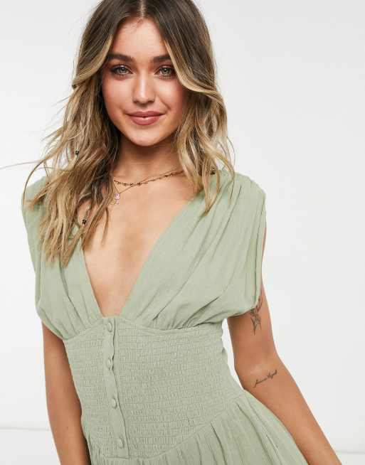 ASOS DESIGN Robe d ete courte boutonnee sur le devant a taille froncee avec volants en tissu froisse Kaki