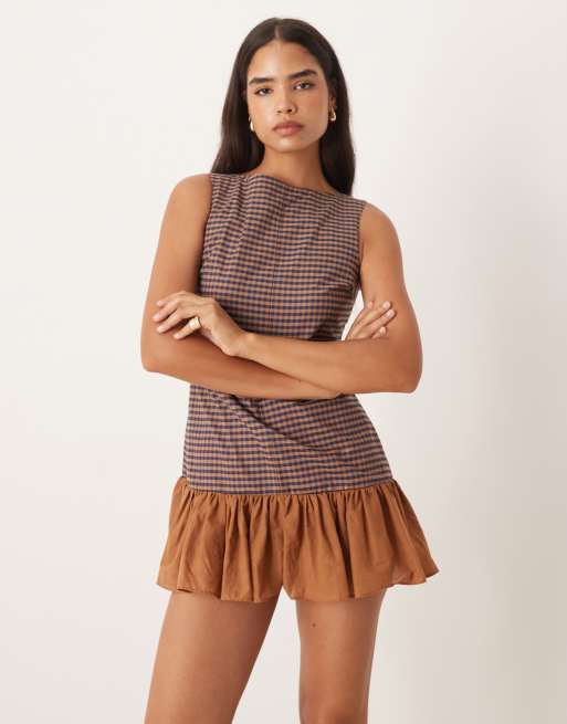 ASOS DESIGN - Robe droite courte sans manches avec ourlet à volants et imprimé à carreaux - Marron et bleu marine