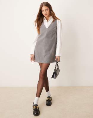 ASOS DESIGN - Robe droite style tailleur à décolleté en V profond et à rayures - Gris