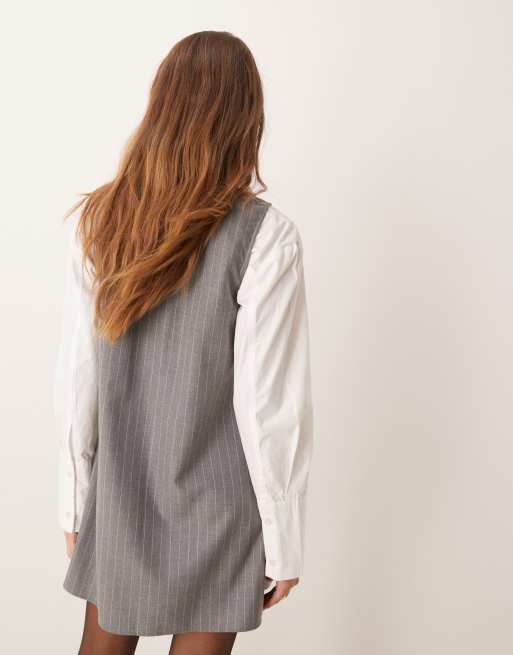 ASOS DESIGN Robe droite style tailleur a decollete en V profond et a rayures Gris