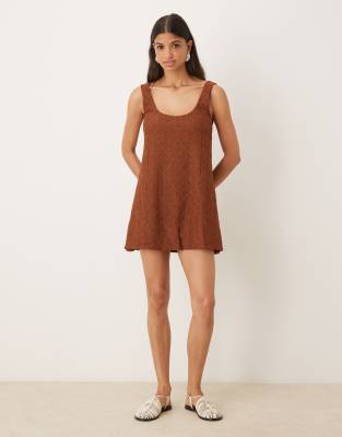 ASOS DESIGN - Robe fluide coupe courte évasée en maille crochetée avec encolure dégagée - Chocolat-Marron