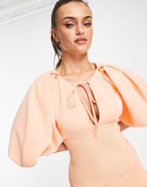 ASOS DESIGN - Robe froncée courte à fente goutte d'eau et manches bouffantes - Pêche, 3 de 4