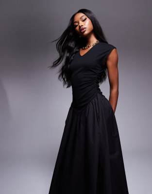 ASOS DESIGN - Robe froncée mi-longue avec col V et jupe évasée en popeline - Noir