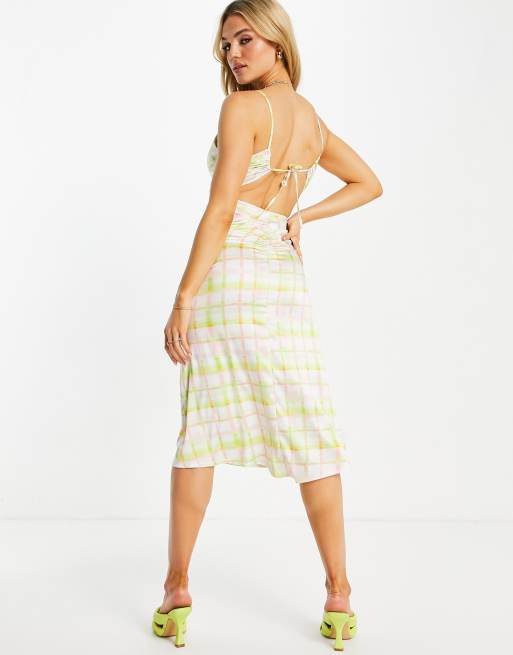 ASOS DESIGN - Robe froncée mi-longue en satin à fines bretelles et lanières dans le dos avec imprimé à carreaux