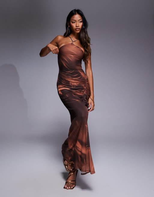 ASOS DESIGN - Robe froncée mi-longue en tulle imprimé fleuri avec encolure américaine à fine lanière - Marron