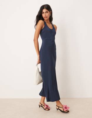 ASOS DESIGN - Robe longe en satin à encolure dégagée - Bleu marine