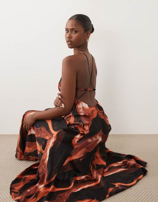 ASOS DESIGN robe longue à bretelles avec détails de coutures et dos nu, imprimé abstrait chocolat et rouille, 3 de 4