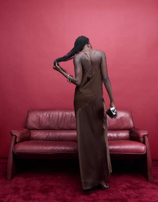 ASOS DESIGN - Robe longue à bretelles fines en mousseline et satin effet drapé - Chocolat, 3 de 4
