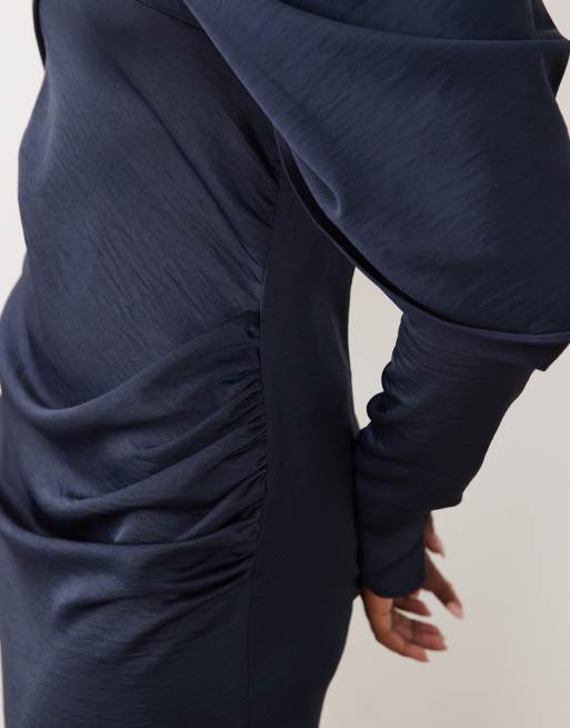 ASOS DESIGN robe longue à col croisé froncée avec manches drapées en bleu marine, 4 de 4