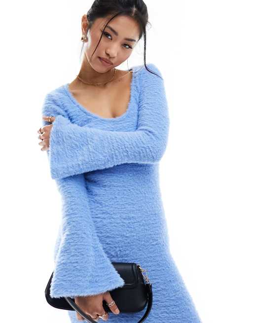 ASOS DESIGN - Robe longue à dos échancré et manches ange en maille duveteuse - Bleuet