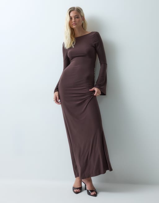 ASOS DESIGN robe longue à encolure bateau, effet fluide, dos nu et détail liseré, chocolat, 4 de 5
