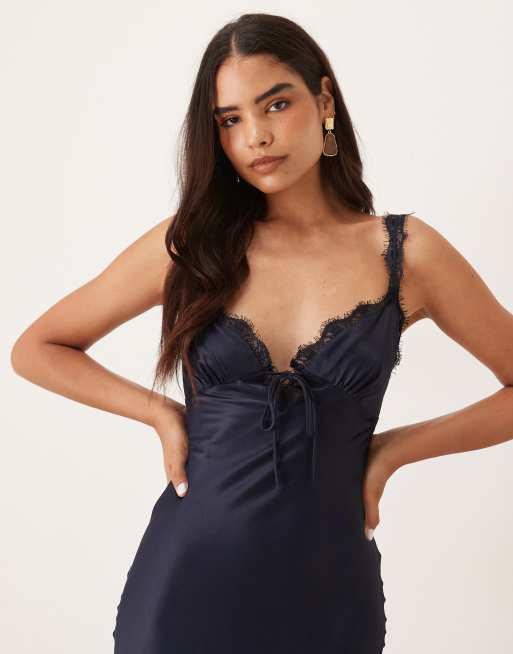 ASOS DESIGN - Robe longue à enfiler en satin bordée de dentelle - Bleu marine, 4 de 4