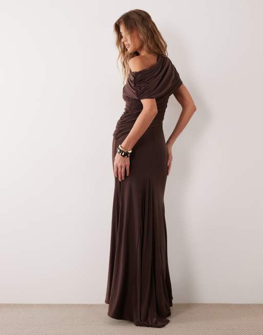 ASOS DESIGN robe longue à épaules nues avec corsage effet cache-cœur et traîne, couleur chocolat, 3 de 4