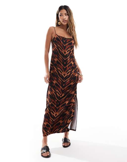 ASOS DESIGN - Robe longue à fines bretelles et imprimé léopard avec fente sur le côté