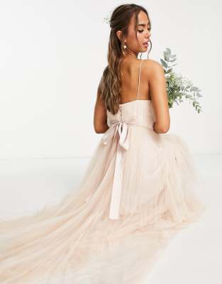 ASOS DESIGN Robe longue a fronces et fines bretelles pour demoiselle d honneur avec jupe plissee en tulle Champagne ASOS